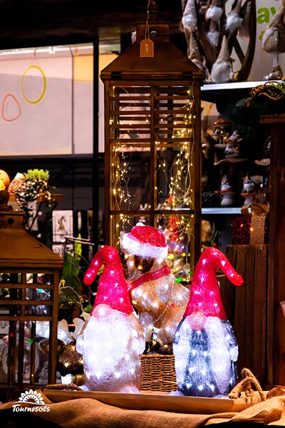 Gnomes illuminés et grande lanterne de bois avec une guirlande à l»intérieur